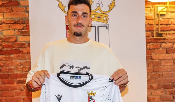 El extremo diestro, en su presentación como nuevo jugador caballa | Ceuta Deportiva