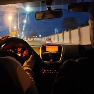 Una alumna circula por la calle Sevilla en una de las clases prácticas.