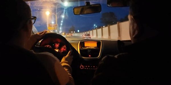 Una alumna circula por la calle Sevilla en una de las clases prácticas.