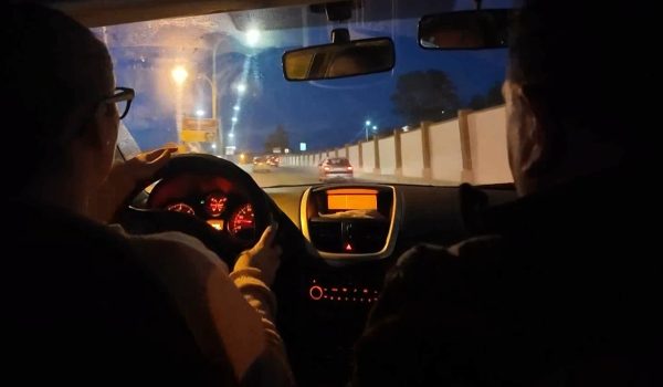 Una alumna circula por la calle Sevilla en una de las clases prácticas.