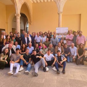 Foto de familia de los participantes. Foto de familia de los participantes.