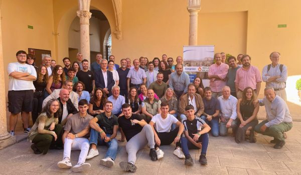 Foto de familia de los participantes. Foto de familia de los participantes.