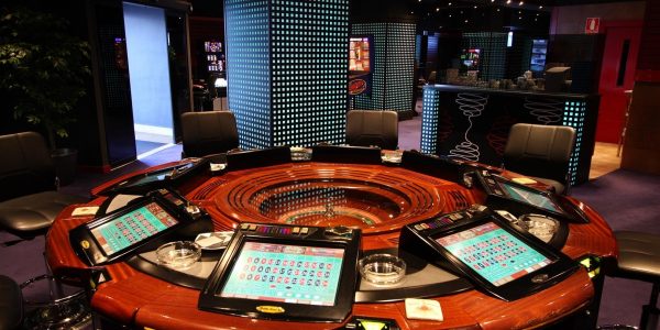 Las investigaciones se inician a raíz de la denuncia de la propietaria del establecimiento que manifestaba que uno de sus empleados se estaba apropiando de dinero de la empresa, cantidad que ascendía a más de 25 mil euros.