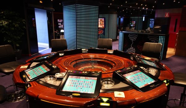 Las investigaciones se inician a raíz de la denuncia de la propietaria del establecimiento que manifestaba que uno de sus empleados se estaba apropiando de dinero de la empresa, cantidad que ascendía a más de 25 mil euros.