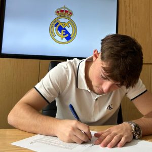 Daniel González firma su contrato con el Real Madrid hasta 2028.