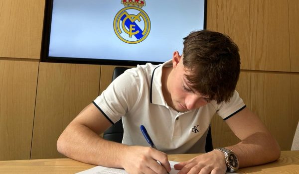 Daniel González firma su contrato con el Real Madrid hasta 2028.