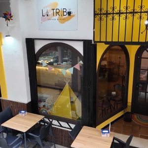 Se encuentra en el Pasaje Joaquín Peinado, junto a la calle La Bola.