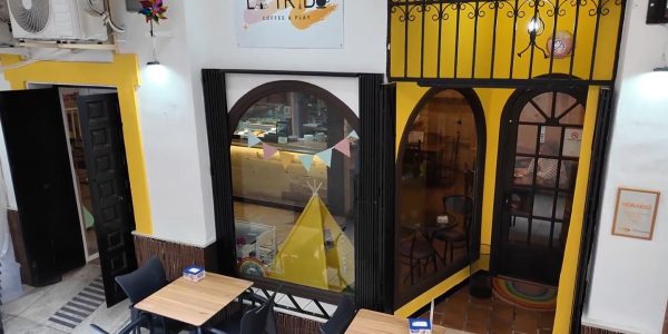 Se encuentra en el Pasaje Joaquín Peinado, junto a la calle La Bola.