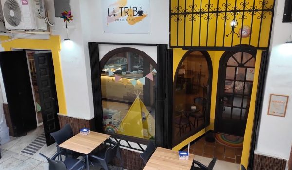 Se encuentra en el Pasaje Joaquín Peinado, junto a la calle La Bola.