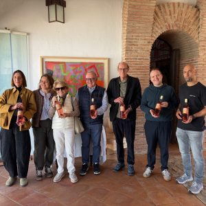 La etiqueta está inspirada en una obra del pintor David Seaton, cuya paleta de colores encaja con los tonos del vino.