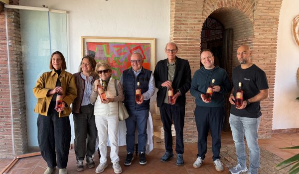 La etiqueta está inspirada en una obra del pintor David Seaton, cuya paleta de colores encaja con los tonos del vino.