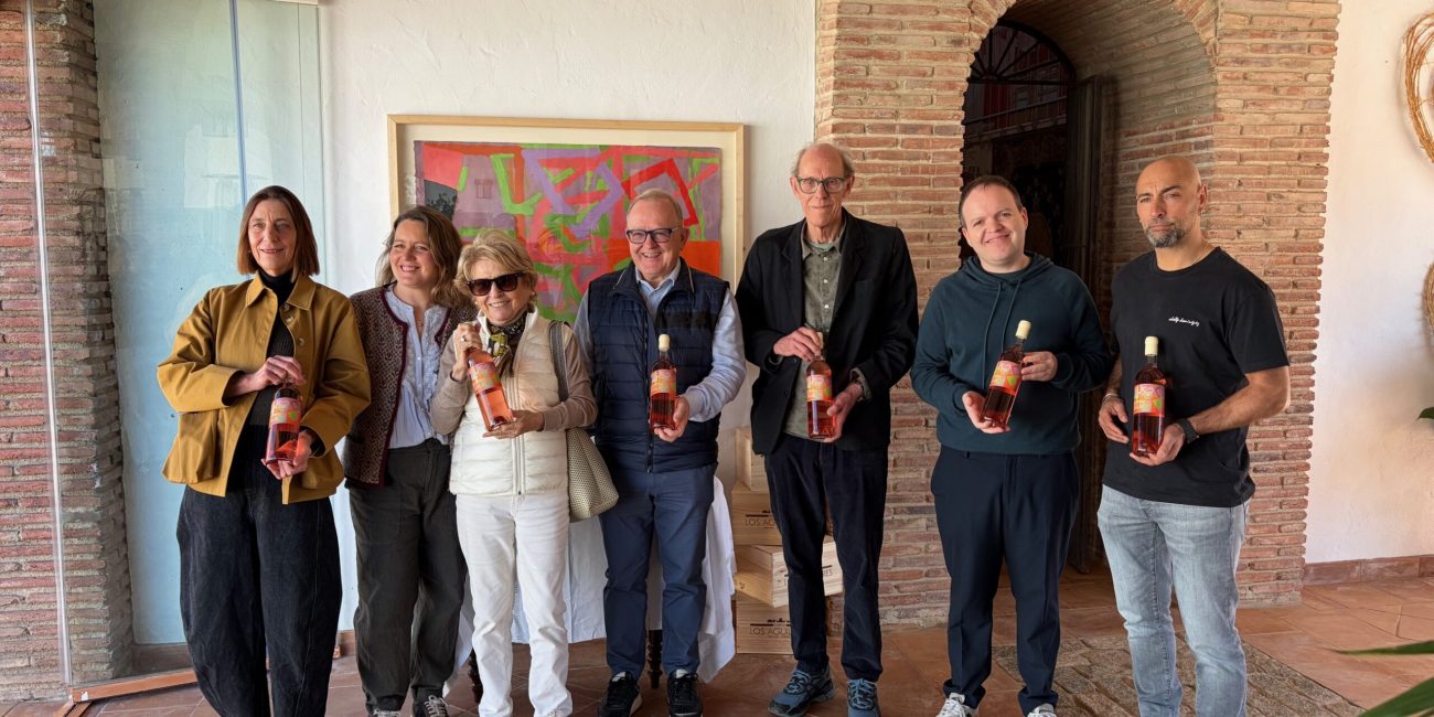 La etiqueta está inspirada en una obra del pintor David Seaton, cuya paleta de colores encaja con los tonos del vino.