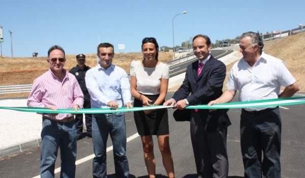 Existe una conexión, únicamente para servicio de emergencias, entre la carretera de circunvalación y el recinto ferial Ángel Harillo.