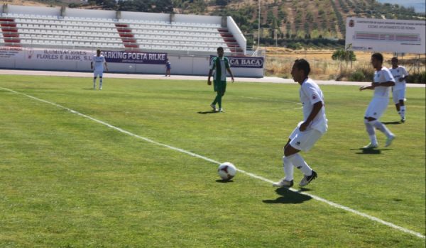 El lateral izquierdo Lupa, en el debut liguero ante el Atarfe.