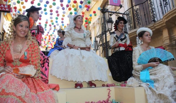 El desfile se inició a las 19.30 horas en el paseo de Blas Infante.