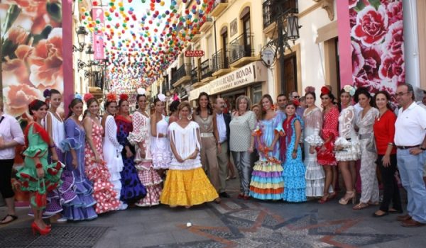 Las Damas Goyescas y representantes municipales, junto a la portada de la Feria del Centro.