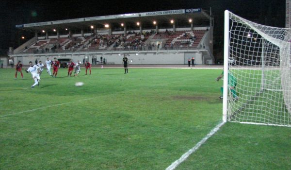 Miguel Díaz detuvo un penalti al local Juanito en la última acción del partido.