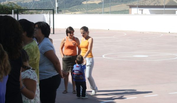 Algunos pequeños como éste del colegio de Los Prados, no querían separarse de sus madres.