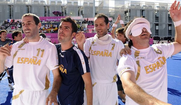 El rondeño, a la izquierda, celebra con sus compañeros el triunfo ante Argentina.