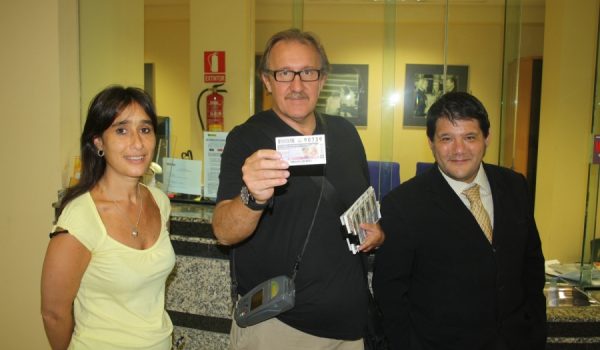 Manuel María Pérez, junto a una compañera de la delegación de ONCE en Ronda y su director, Juan Luis Barcenilla.