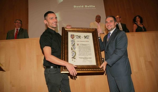 David Delfín recibiendo el reconocimiento como Hijo Predilecto de Málaga.