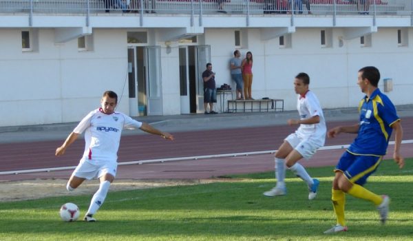 Cantos, en el centro que dio origen al gol de Juanito.