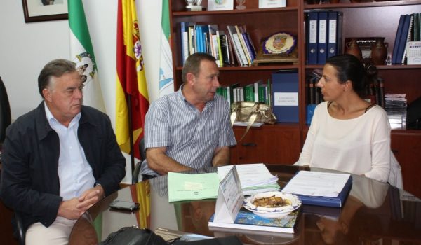 Mª Paz Fernández durante la reunión con el presidente de Serrato, Francisco López.