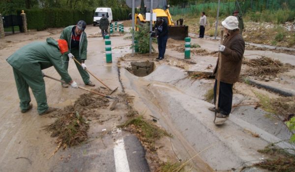 Vecinos y operarios municipales, realizando tareas de limpieza en el Llano de la Cruz.
