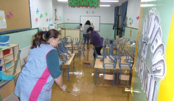Varias clases del Colegio Virgen de la Cabeza amanecieron llenas de agua.