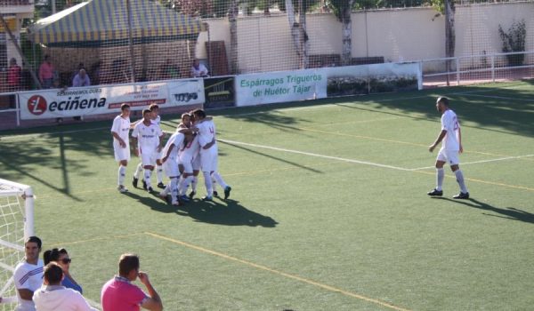 Los jugadores rondeños celebran el primer gol de la tarde, obra de Juanito.
