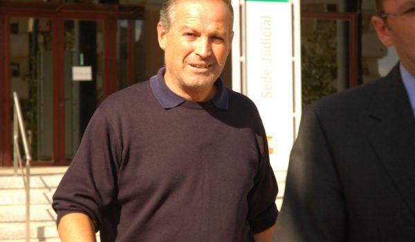 El ex alcalde de Ronda, Antonio María Marín Lara, abandonando los juzgados tras prestar declaración ante la Juez en septiembre de 2011.