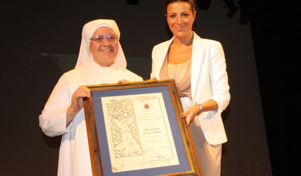 Entrega del reconocimiento a la congregación de las Hermanitas de los Pobres.