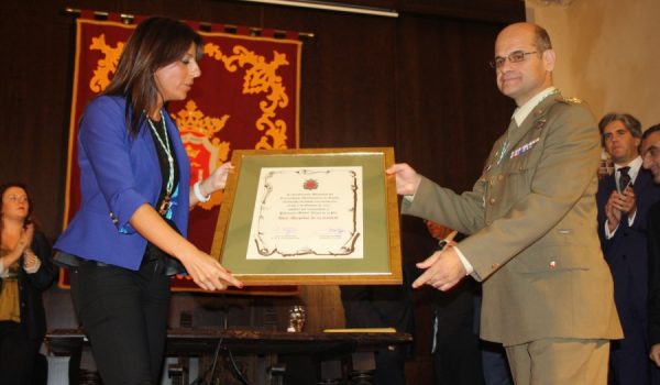 Félix Carrasco, director del Patronato Militar, recibiendo el reconocimiento.