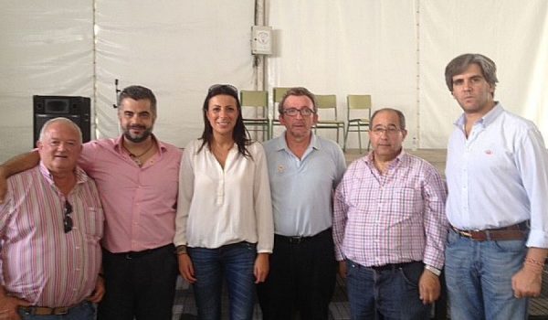 Representantes municipales, de la Asociación de Vecinos y de la Hermandad del Santo Entierro.