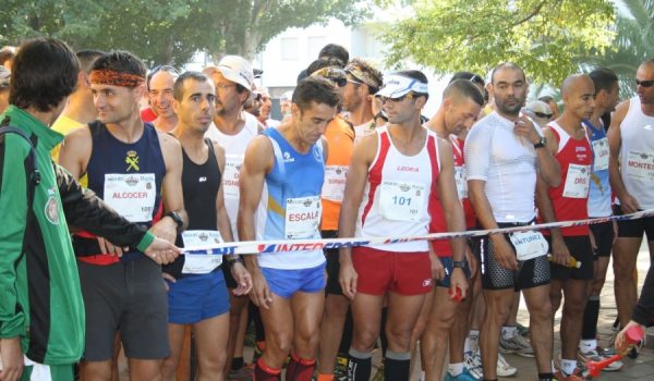 Los participantes esperan la salida en una de las modalidades de marcha.