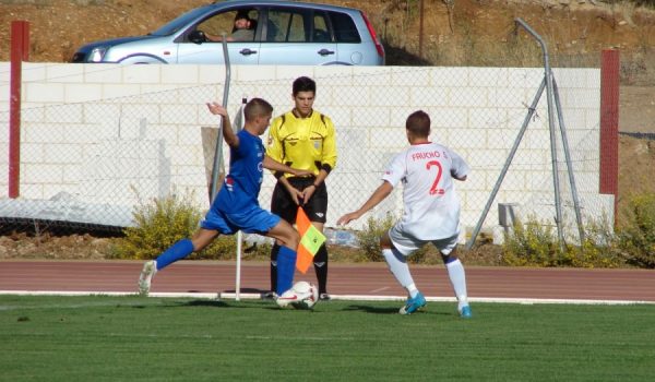 Faucho pelea un balón en banda con el visitante David Rus.