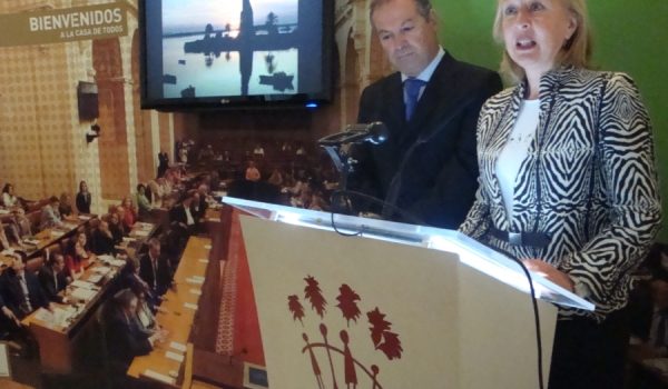 El Alcalde de Ronda y Fuensanta Coves, Presidenta del Parlamento de Andalucía, durante su comparecencia ante los medios.