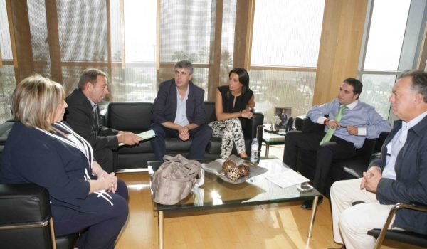 Representantes municipales y de ambas ELAs se reunieron ayer con Elías Bendodo, presidente de la Diputación Provincial.