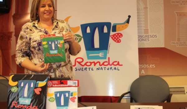 Isabel Mª Barriga, delegada de Turismo, mostrando una de las camisetas.