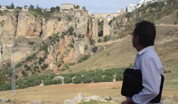 Rafael García Soriano observa desde la Hoya del Tajo el rostro dibujado en la piedra.
