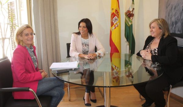 Montserrat Reyes, a la izquierda, en la reunión celebrada esta mañana en la capital malagueña.