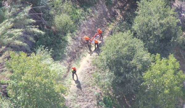 Efectivos del Parque de Bomberos de Ronda se dirigen hacia el lugar donde aparecía el cuerpo sin vida.
