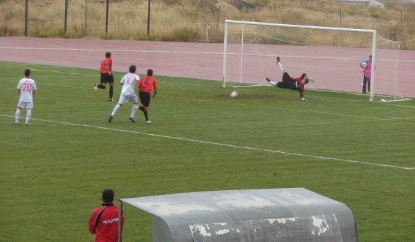 El visitante Chupi erró un penalti en los primeros minutos del choque.