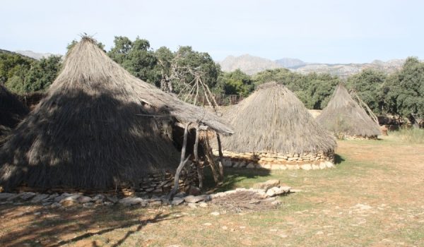 Recreación de un poblado de la Prehistoria en Algaba de Ronda.