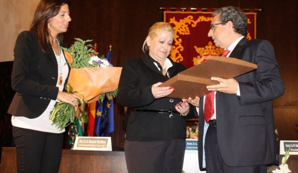 Aurora González, viuda del profesor Sánchez Carrillo, recibió una placa.