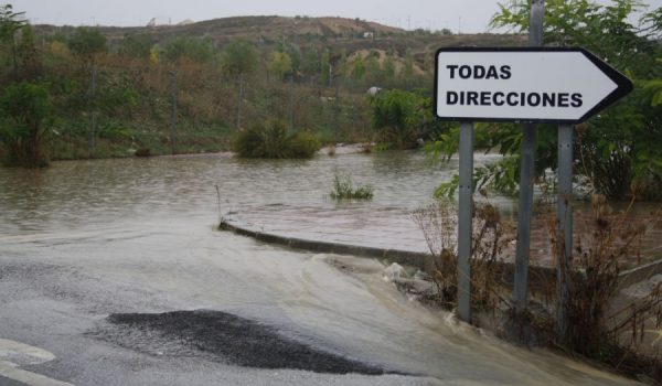 El agua acumulada ha provocado el corte al tráfico del vial entre la barriada de Padre Jesús y la Cruz de San Jorge.