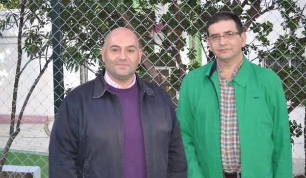 Paco Mena, a la derecha del Hermano Mayor de La Columna, Alfonso García.