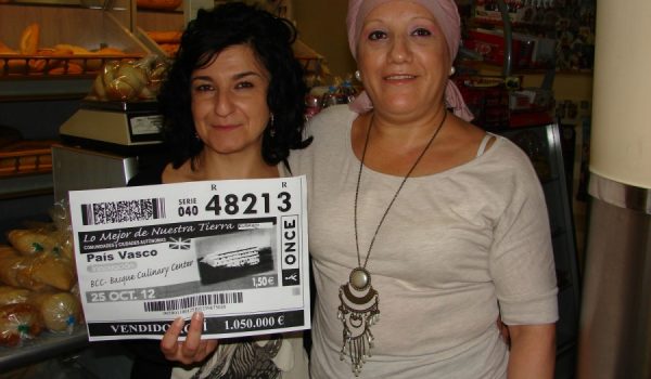 María del Mar González y Marisol Mariscal, trabajadora y propietaria respectivamente de Panadería y Pastelería Nazaret, muestran una fotocopia del cupón premiado.
