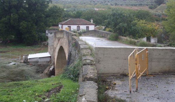 El puente constituye uno de los principales accesos del municipio.