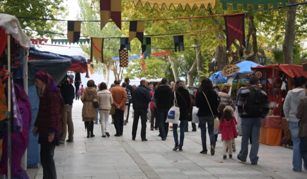 Durante toda la mañana cientos de personas han pasado por el Mercado Medieval.